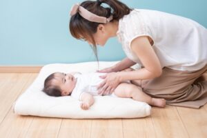 お母さんが赤ちゃんをあやしている