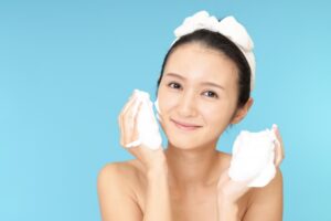 クレンジングをする女性