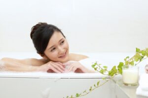 ゆっくりと湯舟に使っている女性