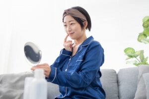 ニキビが気になるのでスキンケアを改善しようとしている女性