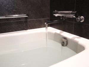 お風呂の湯舟にお湯が注がれている
