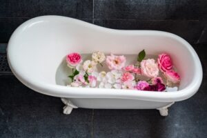 浴槽の中に花がちりばめられている