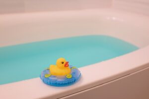 浴槽のふちにアヒルの置物が置かれている