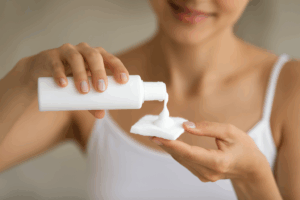 多めにコットンに乳液を取り肌への摩擦を抑える
