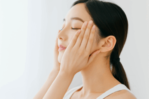 スキンケア中女性